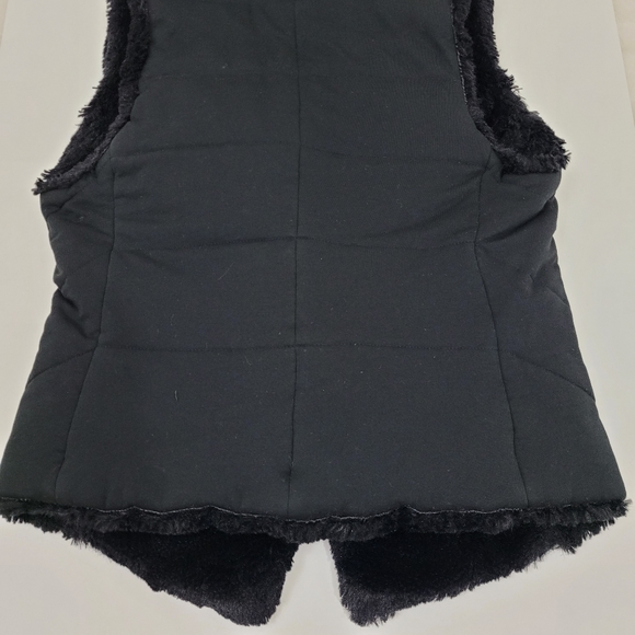 Armani Exchange reversible faux fur vest - Picture 3 of 13